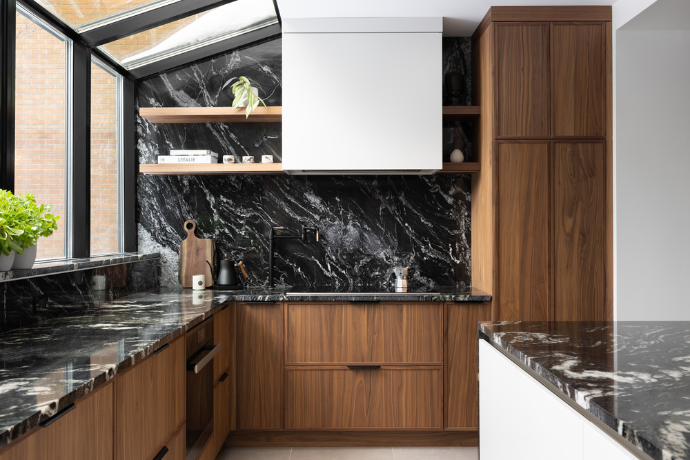rénovation cuisine en bois et marbre noir