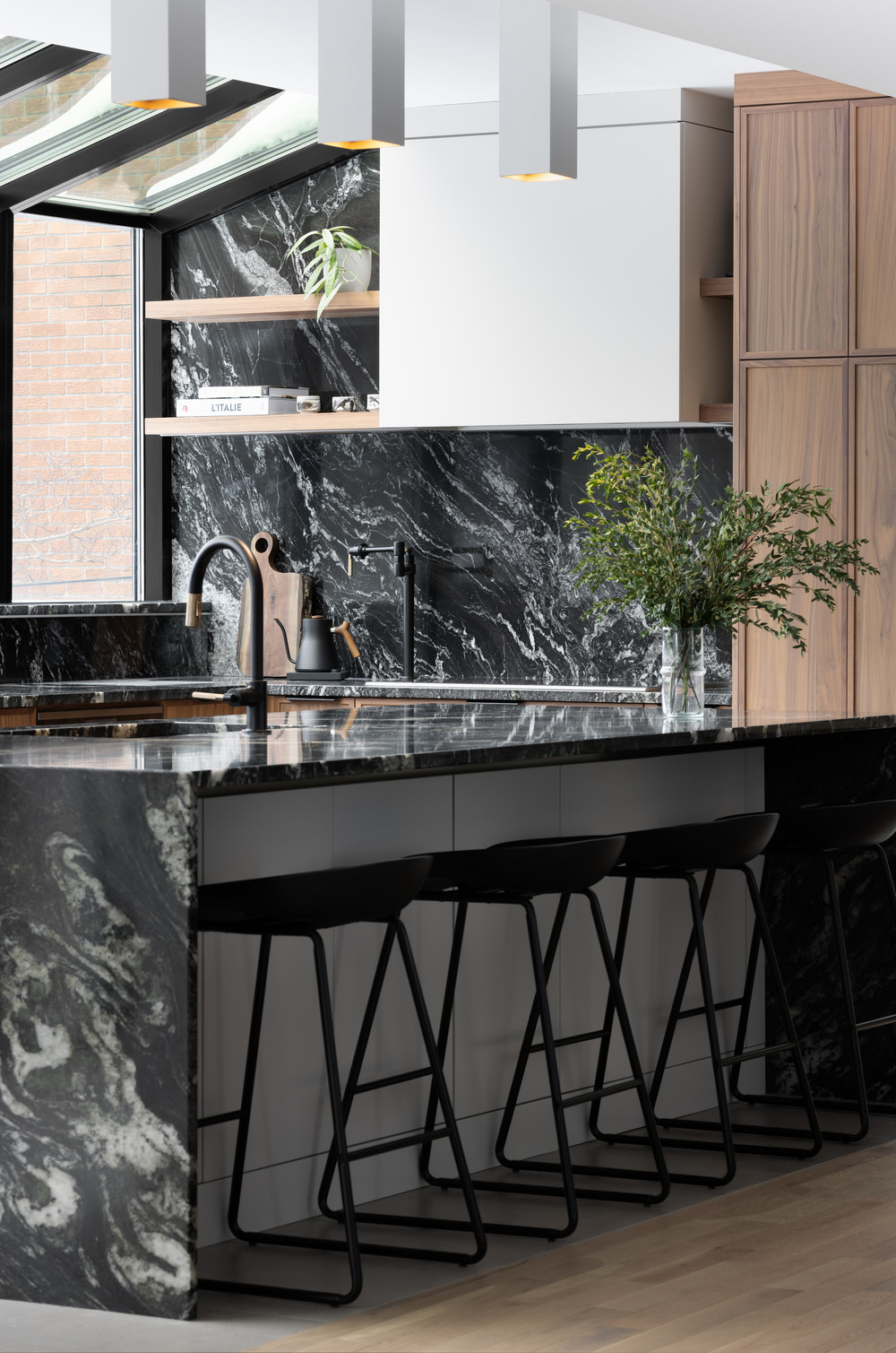rénovation cuisine en bois et marbre noir