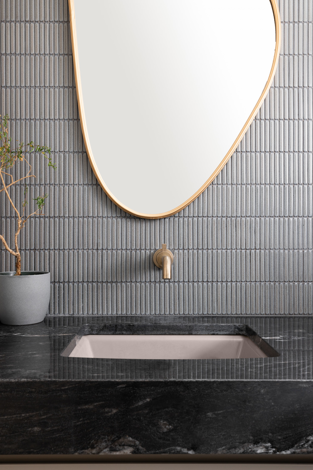 rénovation cuisine en bois et marbre noir