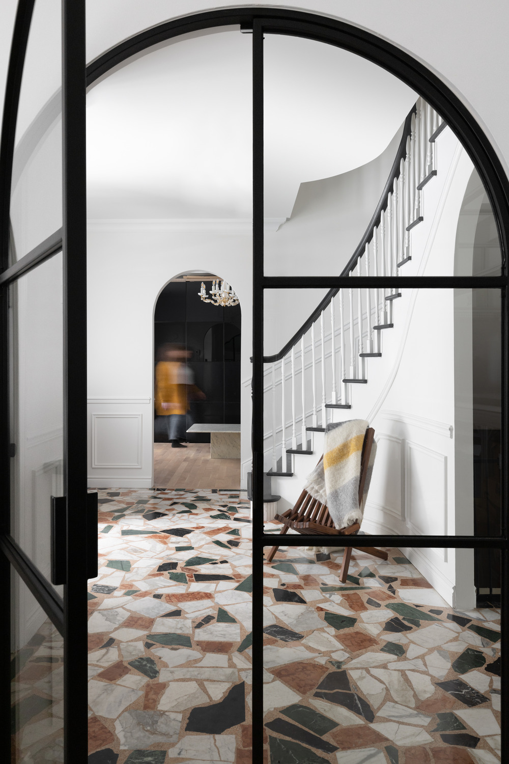 entrée avec ouverture cintrée et sol terrazzo