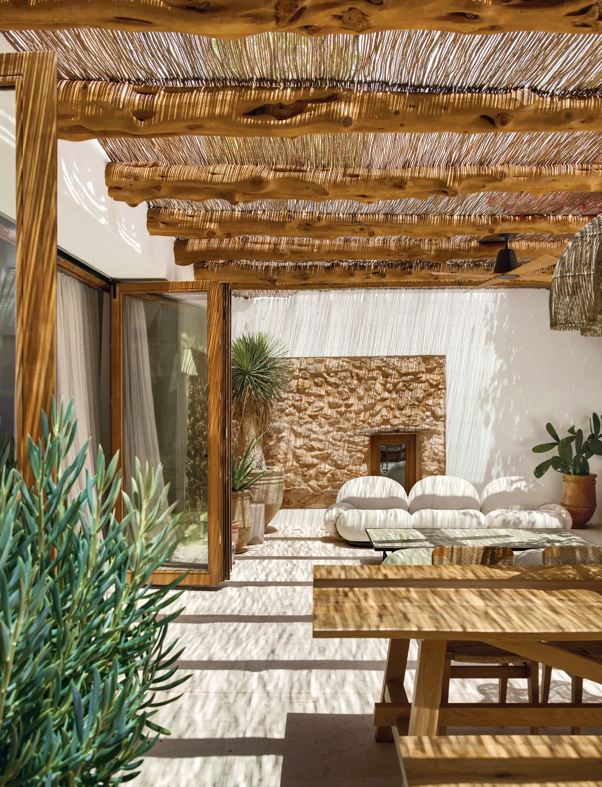 terrasse avec pergola bois maison blanche du sud Ibiza terrasse avec pergola bois maison blanche du sud Ibiza