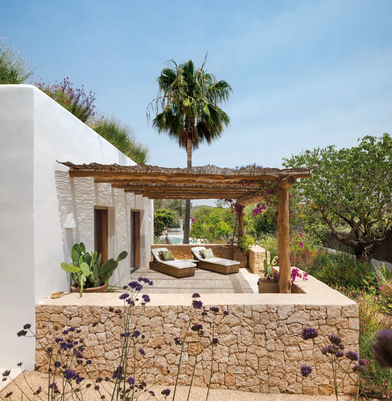 terrasse avec mur pierre et pergola maison blanche du sud Ibiza terrasse avec mur pierre et pergola maison blanche du sud Ibiza