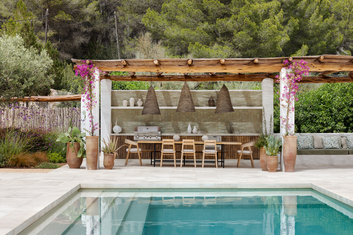 terrasse avec piscine et cuisine extérieure sous pergola terrasse avec piscine et cuisine extérieure sous pergola