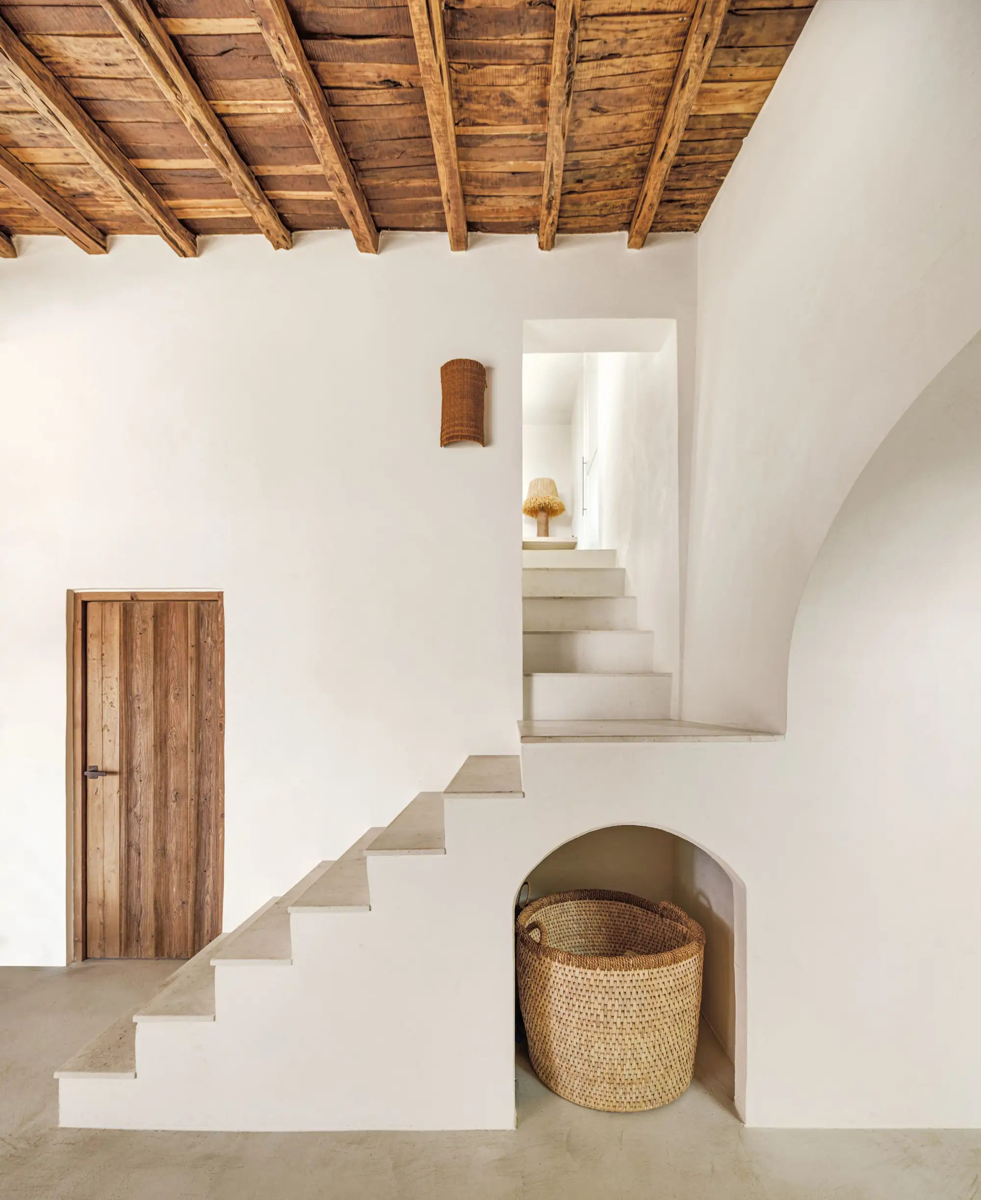 escalier avec poutres anciennes maison méditerranéenne Ibiza escalier avec poutres anciennes maison méditerranéenne Ibiza