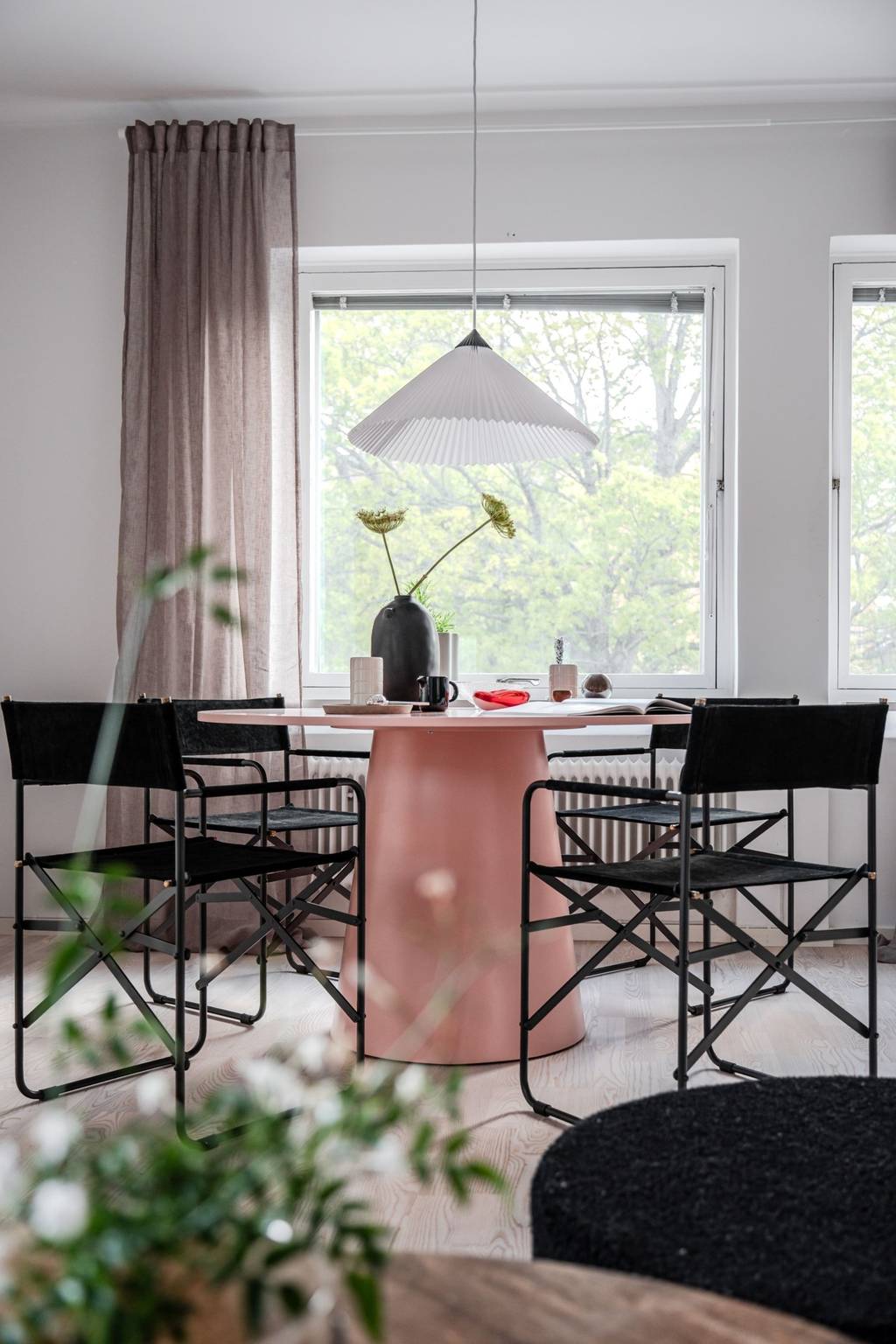 salle à manger avec table ronde rose deux-pièces 55m2 salle à manger avec table ronde rose deux-pièces 55m2