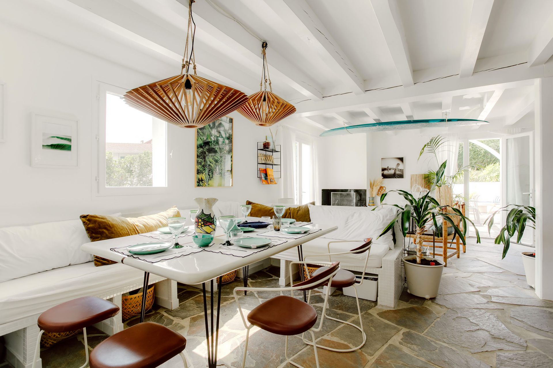 salle à manger décoration vintage maison basque avec piscine Maisons Domino Guéthary salle à manger décoration vintage maison basque avec piscine Maisons Domino Guéthary