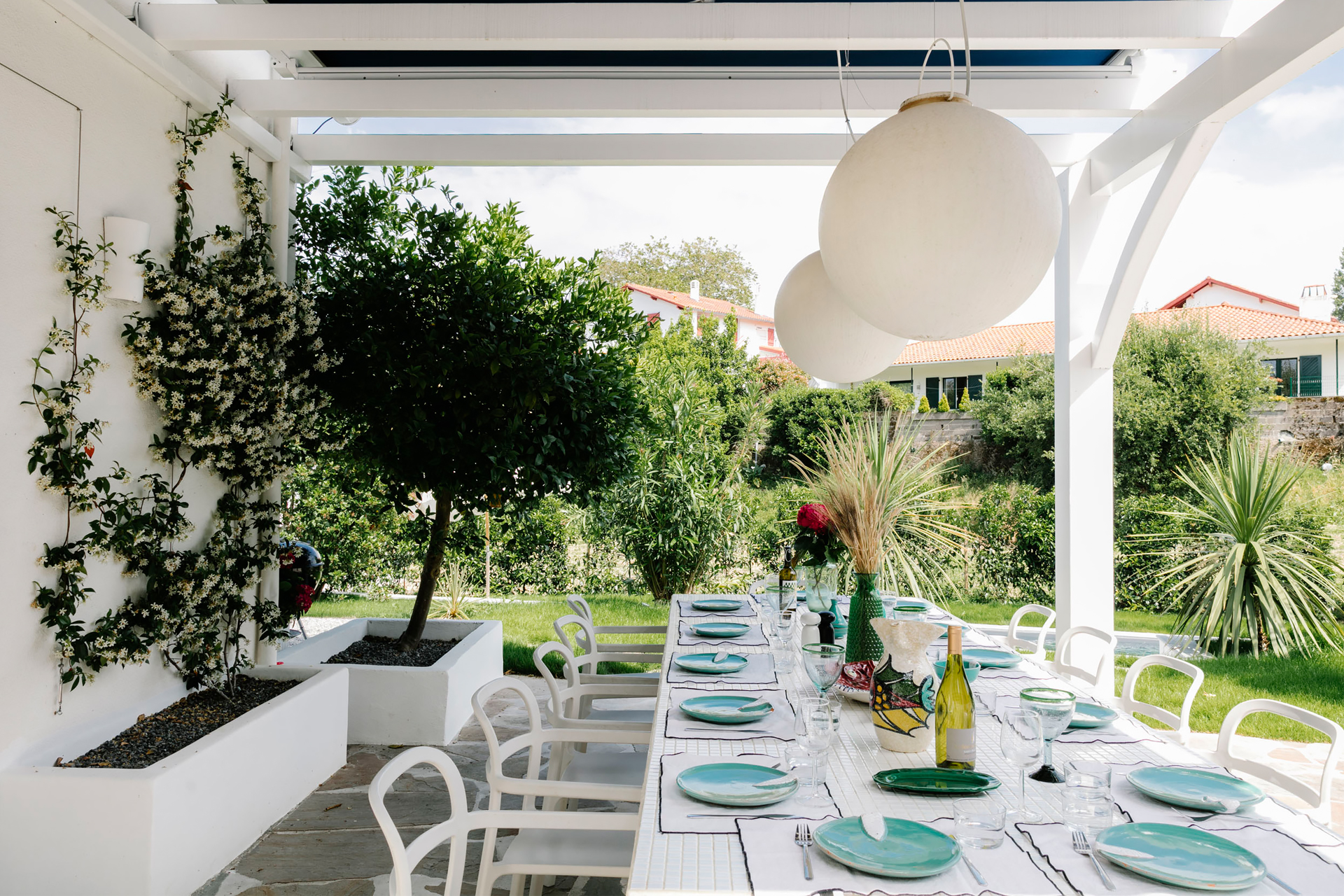 terrasse avec pergola maison basque avec piscine Maisons Domino Guéthary terrasse avec pergola maison basque avec piscine Maisons Domino Guéthary
