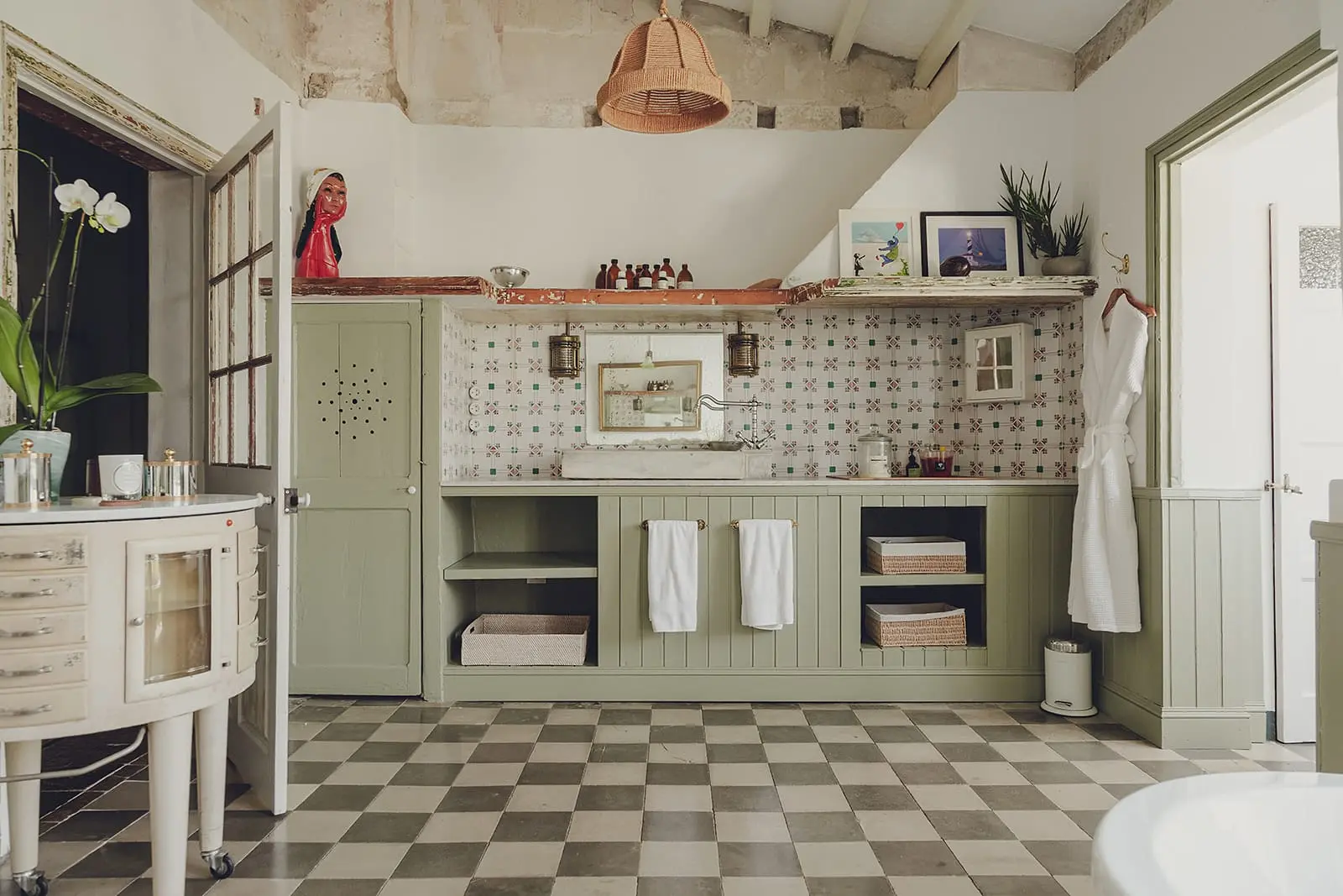 salle de bain meubles verts décoration campagne chic