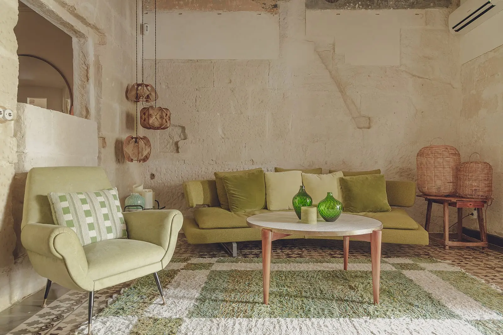 salon canapé vert maison du 19e siècle à Minorque