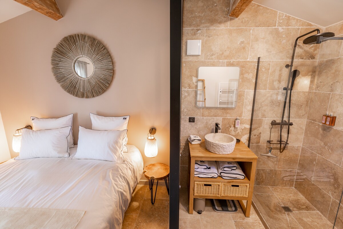 chambre avec salle de bain La Bastide Blanche maison MIP chambre avec salle de bain La Bastide Blanche maison MIP
