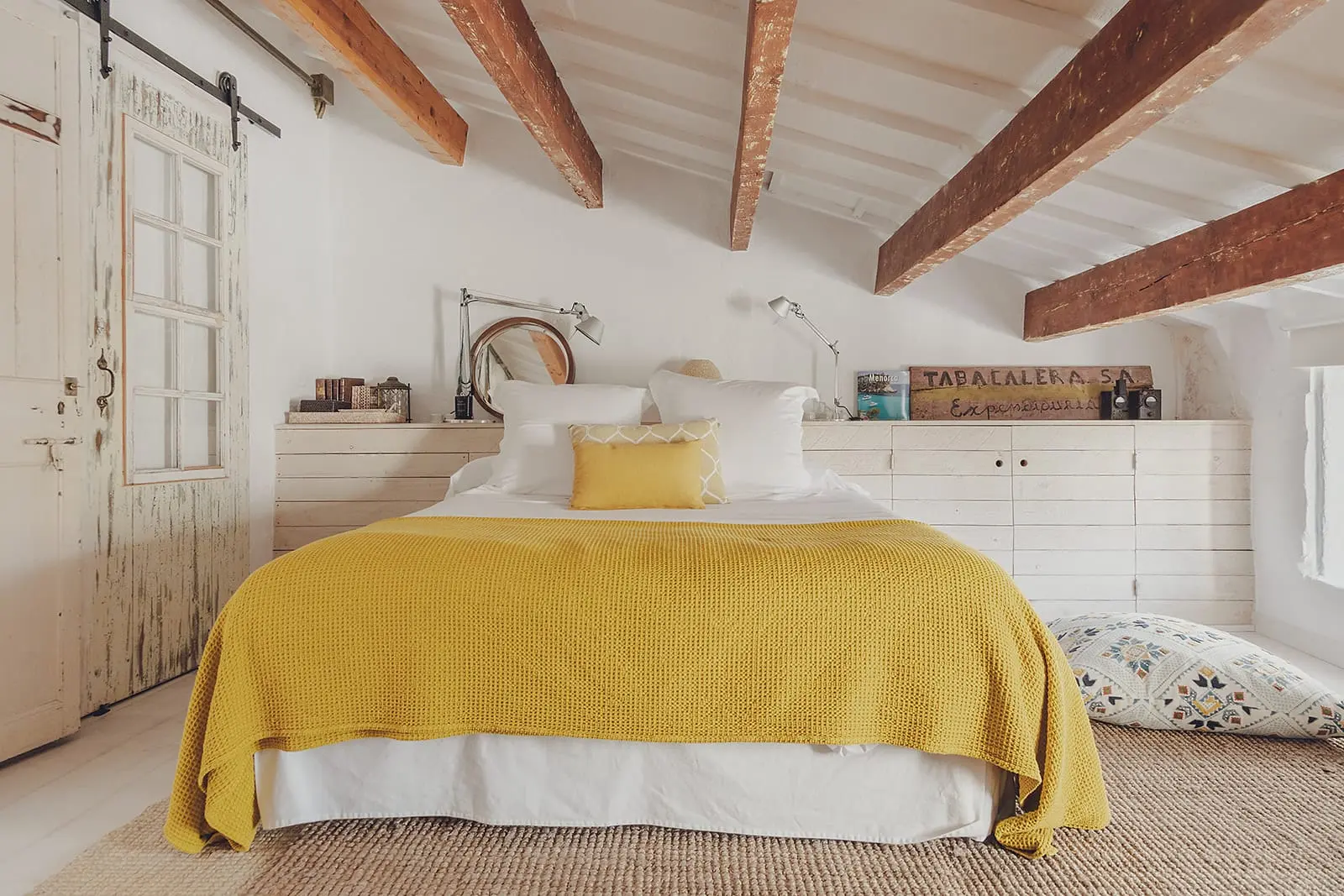 chambre avec poutres décoration rustique chic maison du 19e siècle à Minorque