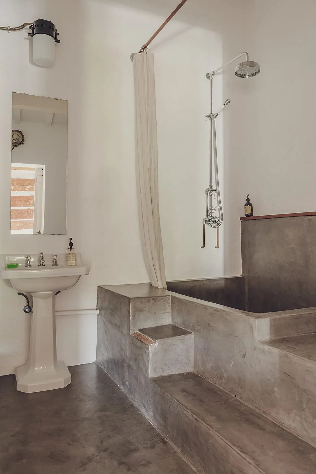 salle de bain vintage avec baignoire béton 
