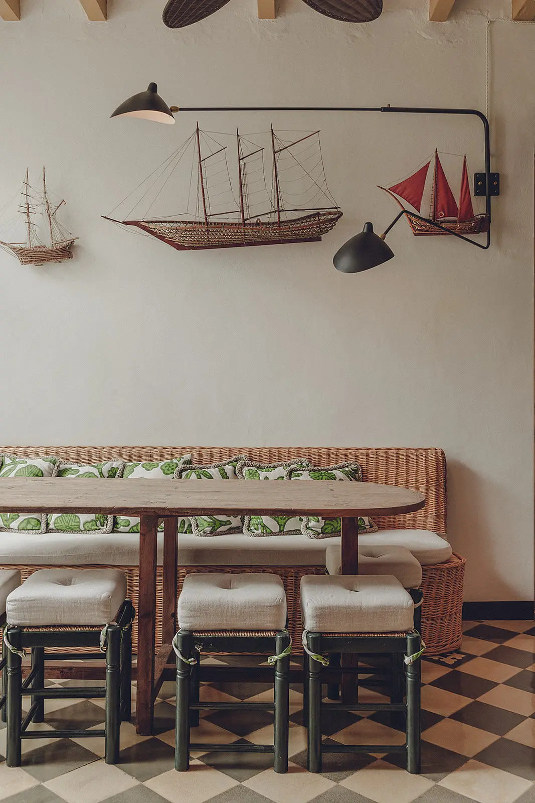 salle à manger poutres et sol damier maison du 19e siècle à Minorque