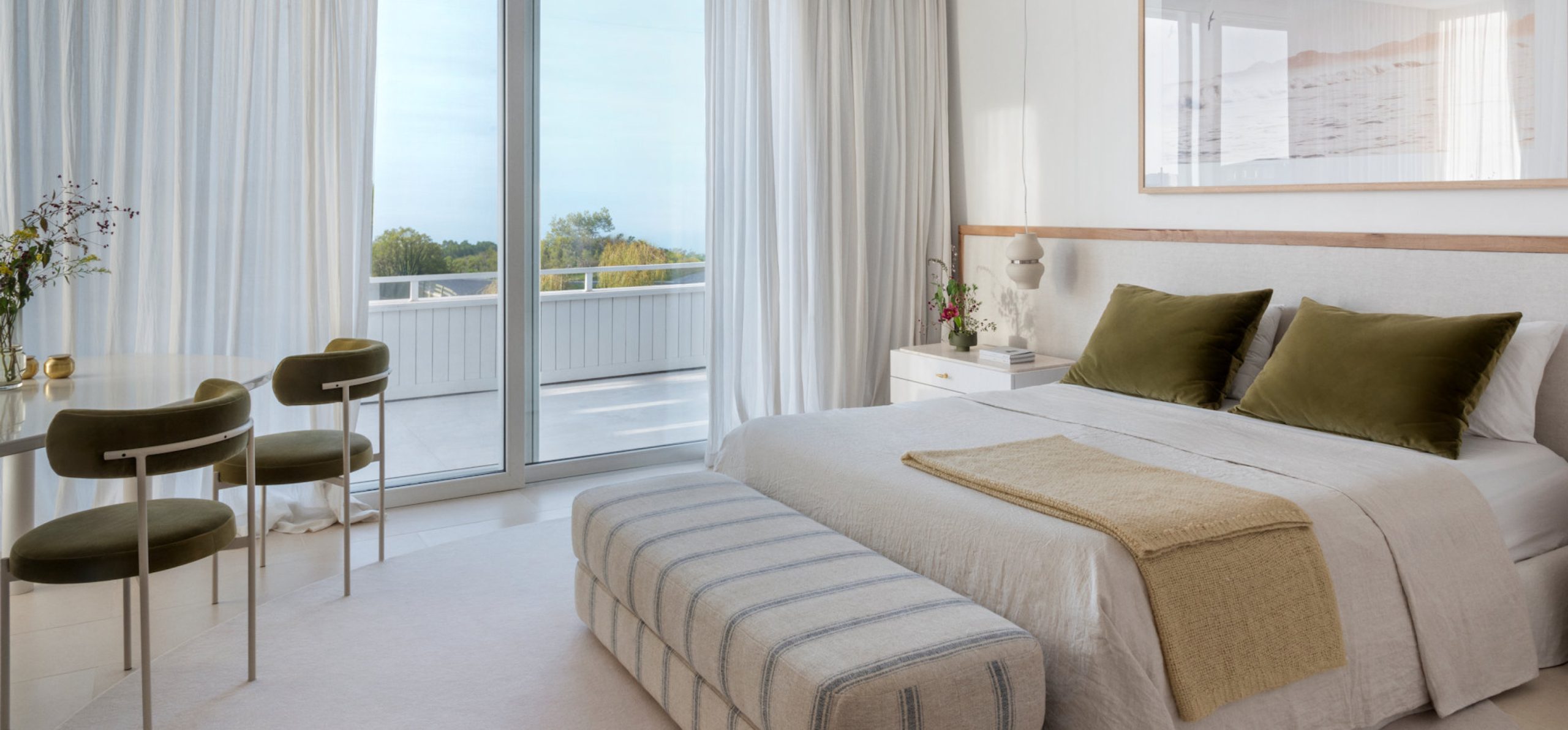 chambre moderne avec baie vitrée et espace bureau chambre moderne avec baie vitrée et espace bureau
