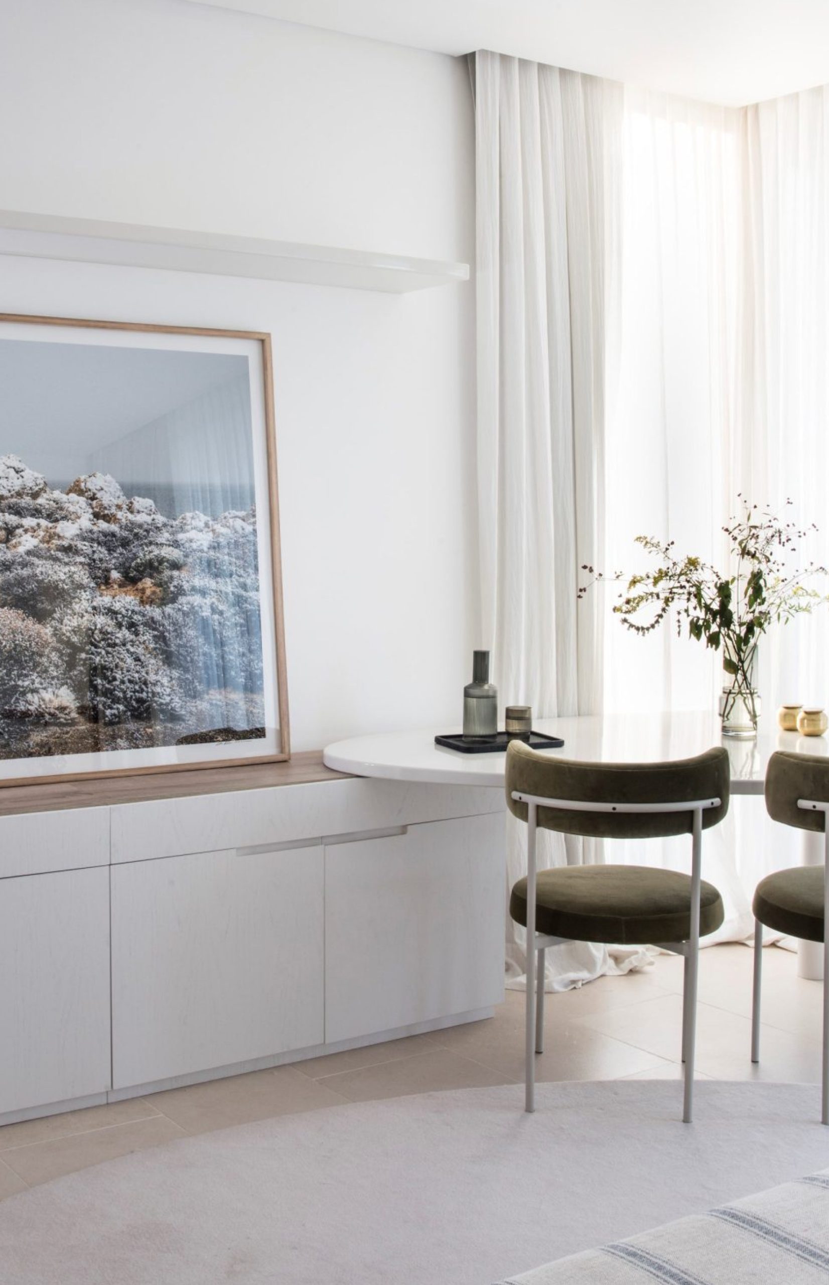 chambre moderne avec baie vitrée et espace bureau chambre moderne avec baie vitrée et espace bureau