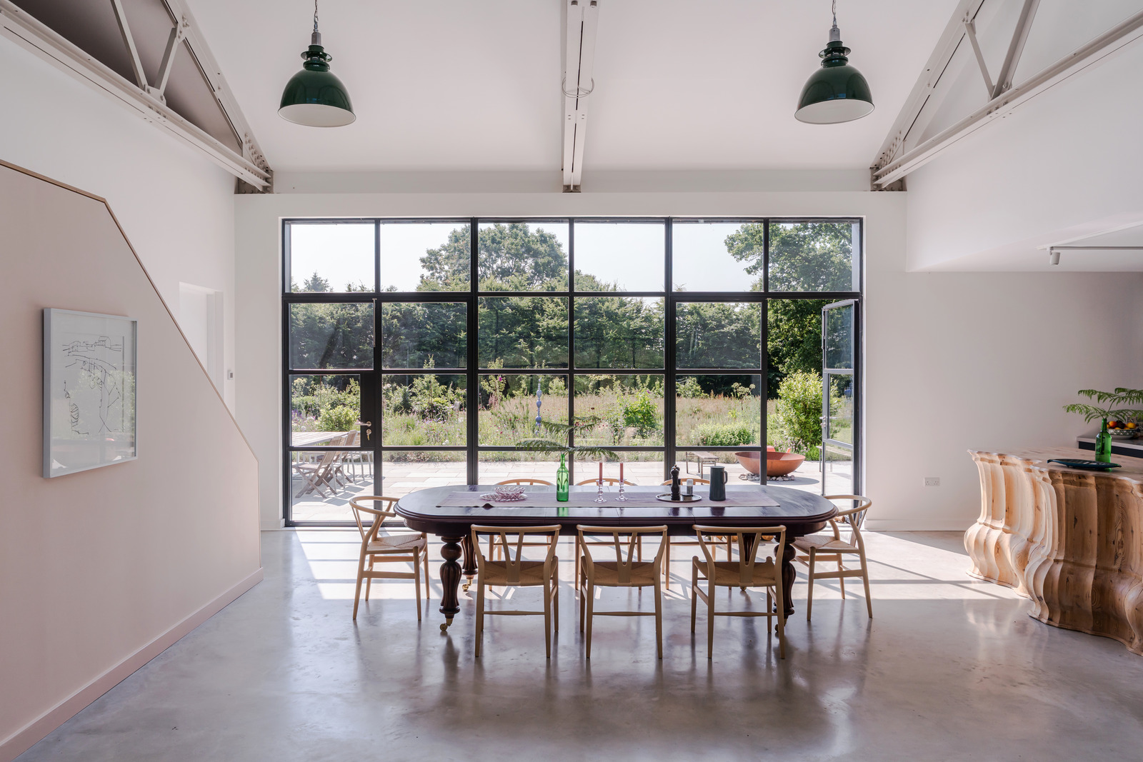 salle à manger et cuisine double hauteur maison contemporaine en acier et mélèze salle à manger et cuisine double hauteur maison contemporaine en acier et mélèze