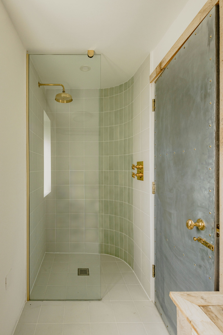 salle de bain verte robinetterie laiton