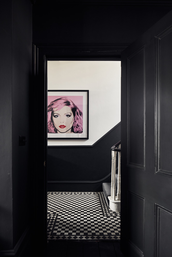 salon murs et plafond noir maison Londres salon murs et plafond noir maison Londres