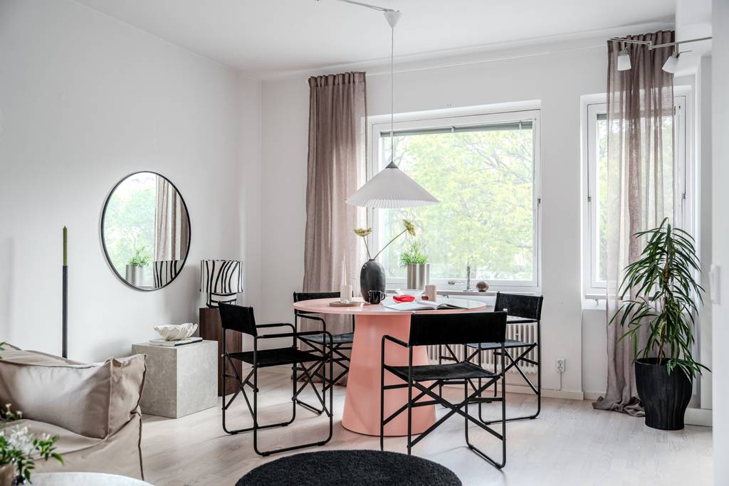 salle à manger avec table ronde rose deux-pièces 55m2 salle à manger avec table ronde rose deux-pièces 55m2