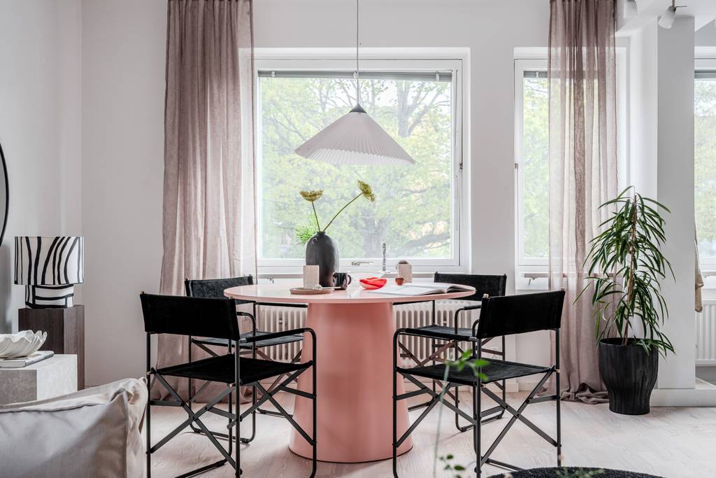 salle à manger avec table ronde rose deux-pièces 55m2 salle à manger avec table ronde rose deux-pièces 55m2
