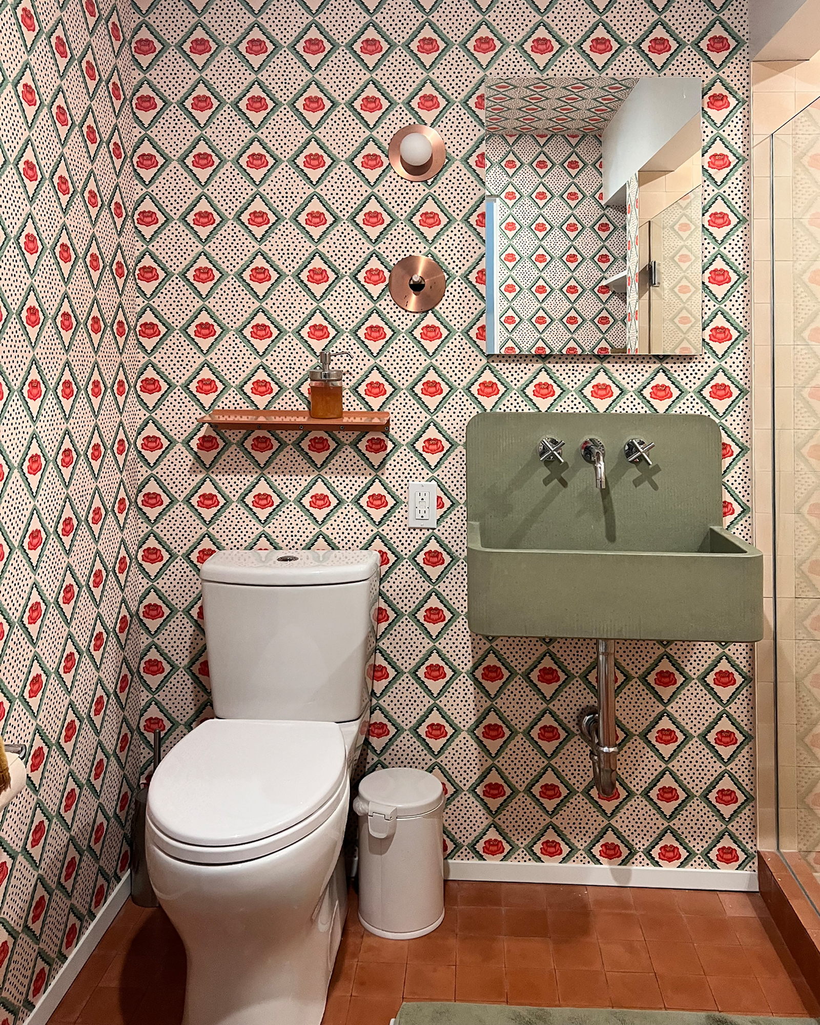 salle de bain vintage verte et rouge maison Pasadena Puelicher House salle de bain vintage verte et rouge maison Pasadena Puelicher House