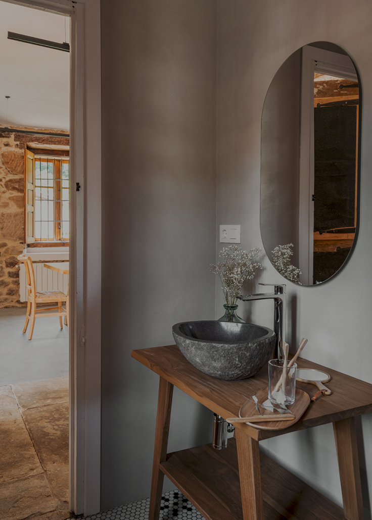 salle de bain moderne dans maison ancienne