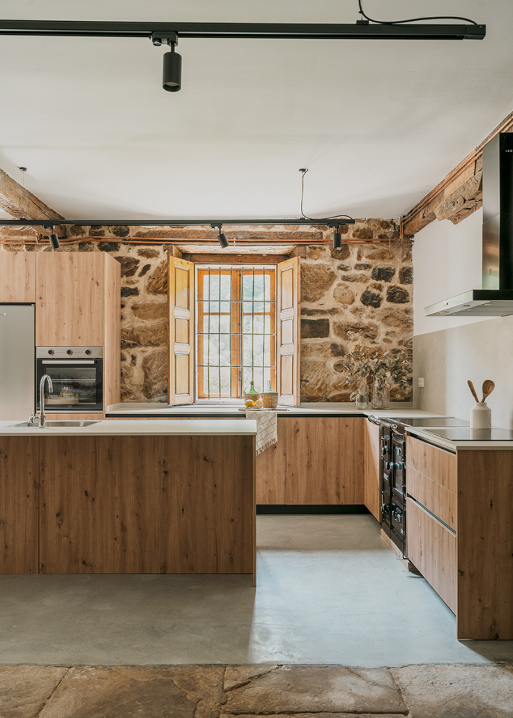 cuisine sol et murs pierres maison de village rénovée Espagne