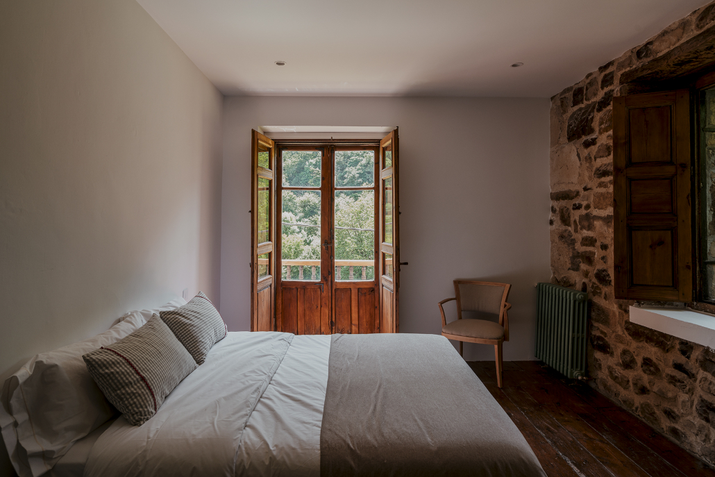 chambre murs pierres maison de village rénovée Espagne