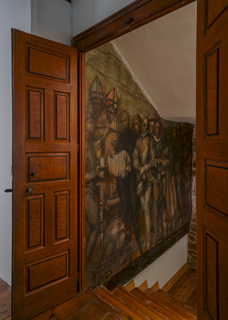 escalier en bois avec fresque murale