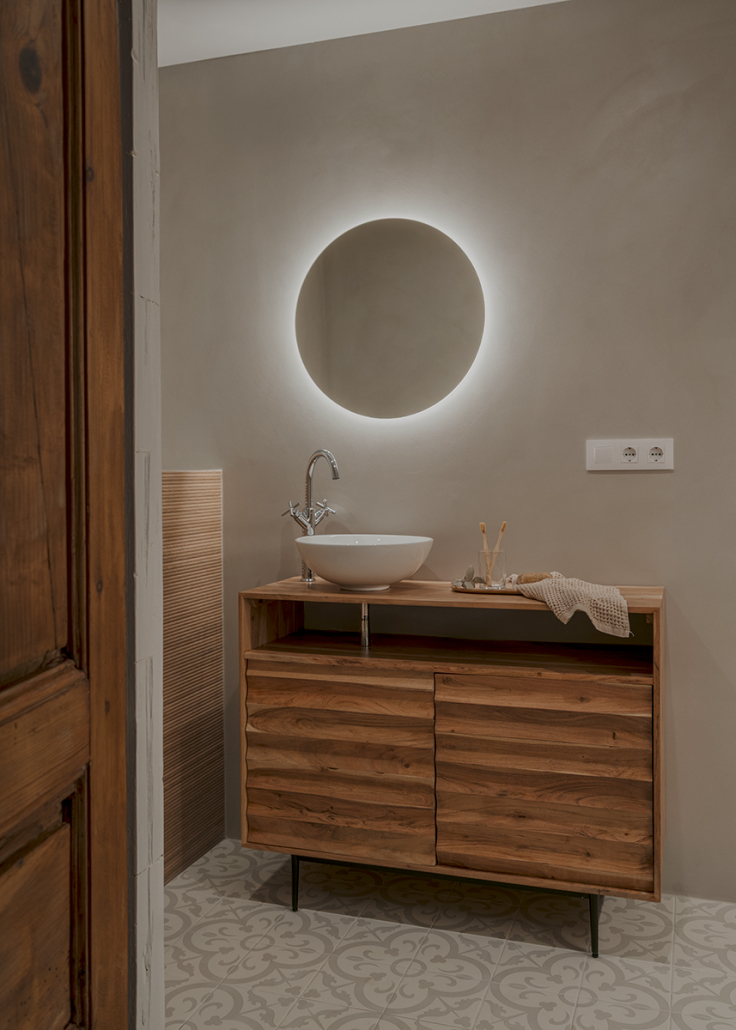 salle de bain moderne dans maison ancienne