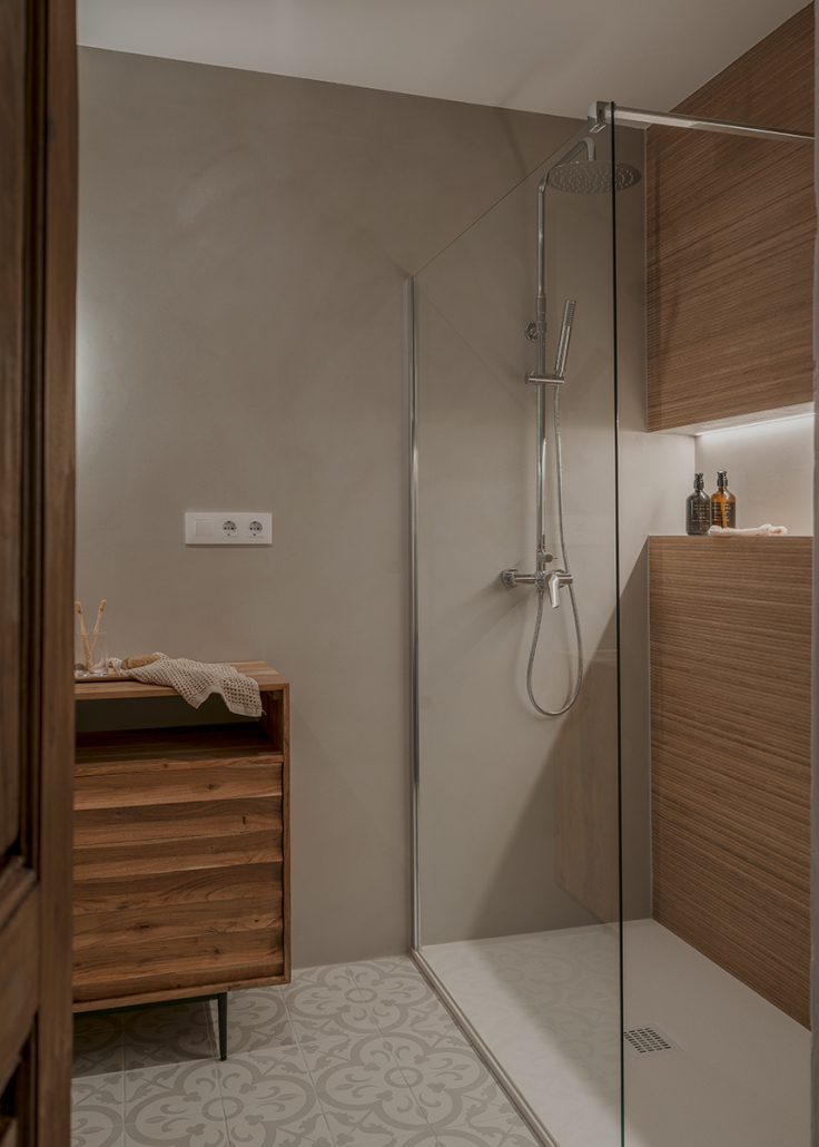 salle de bain moderne dans maison ancienne