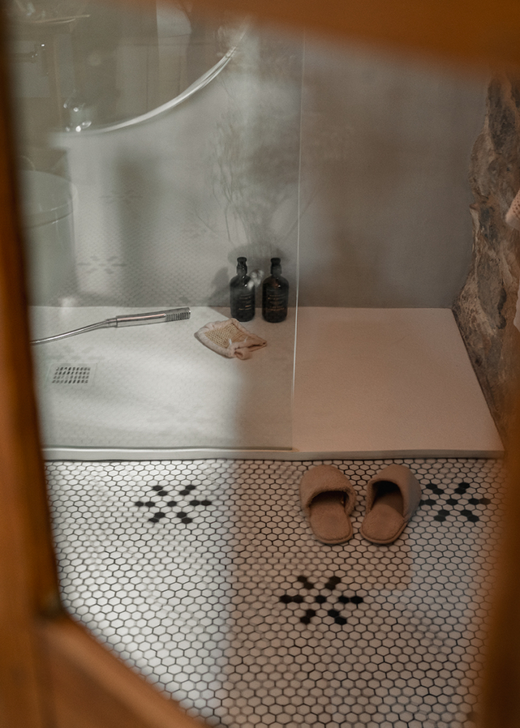 salle de bain moderne dans maison ancienne
