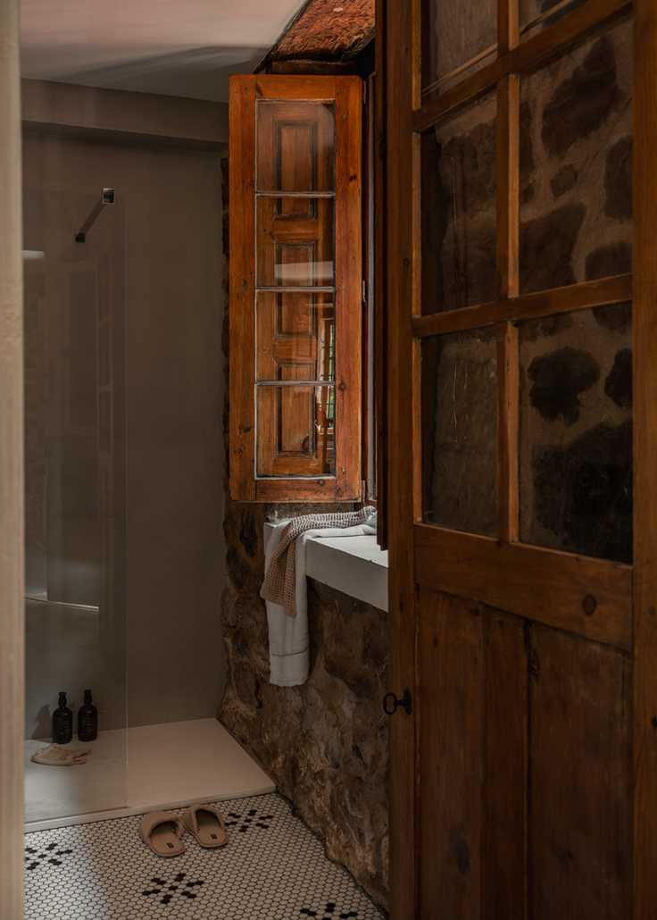 salle de bain moderne dans maison ancienne