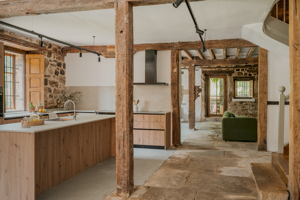 cuisine avec poutres et murs pierres maison de village rénovée Espagne