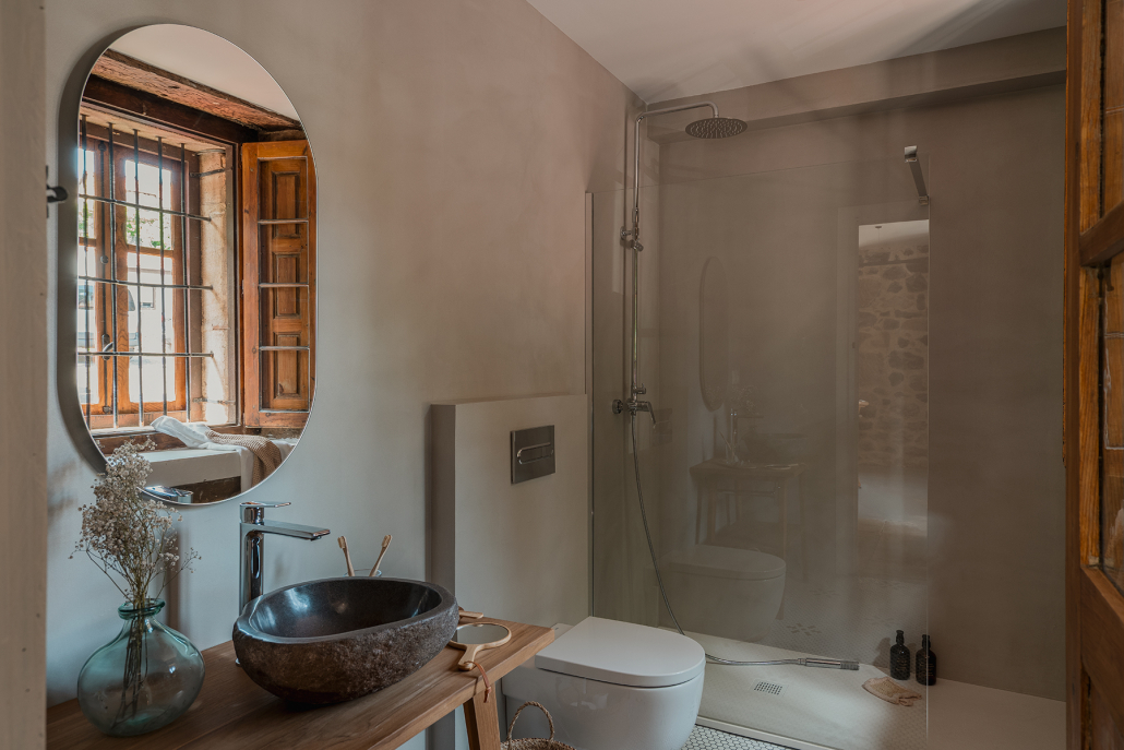 salle de bain moderne dans maison ancienne