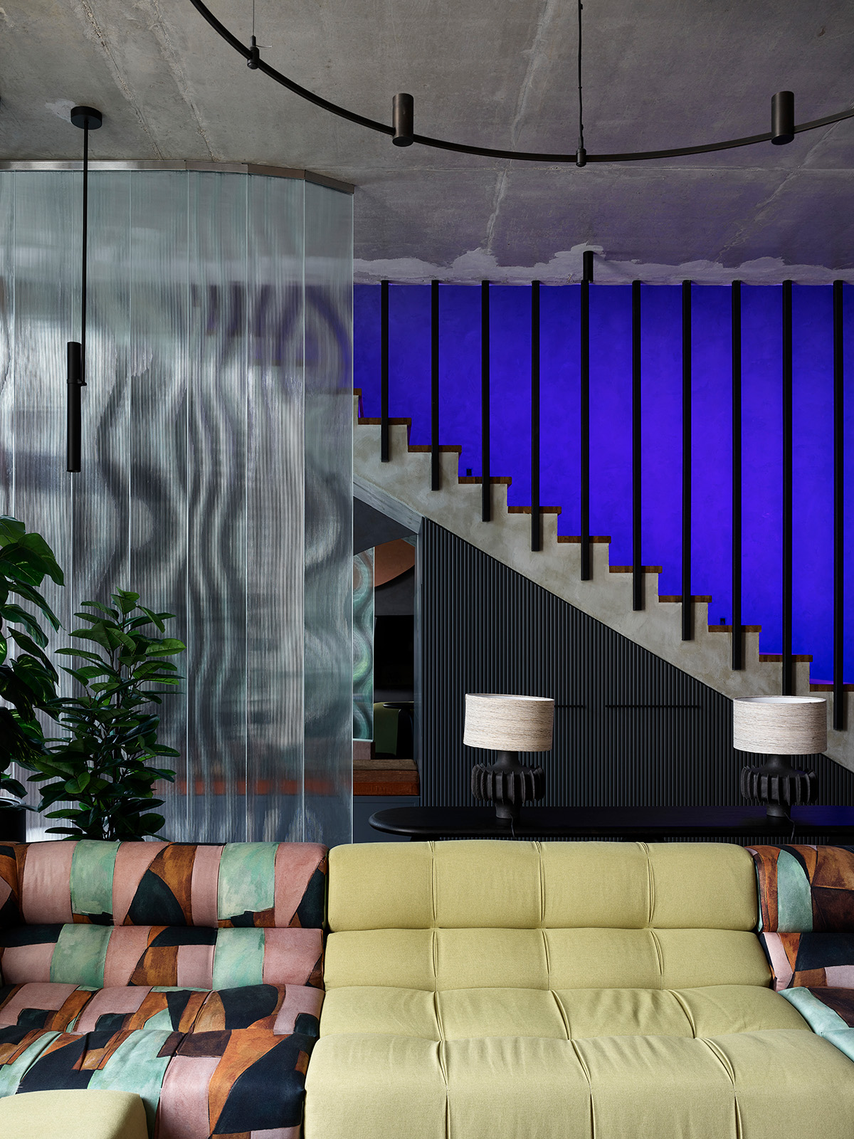 salon avec canapé modulaire coloré et escalier appartement design salon avec canapé modulaire coloré et escalier appartement design