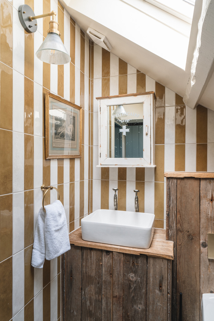 salle de bain rustique mansardée avec fenêtre de toit
