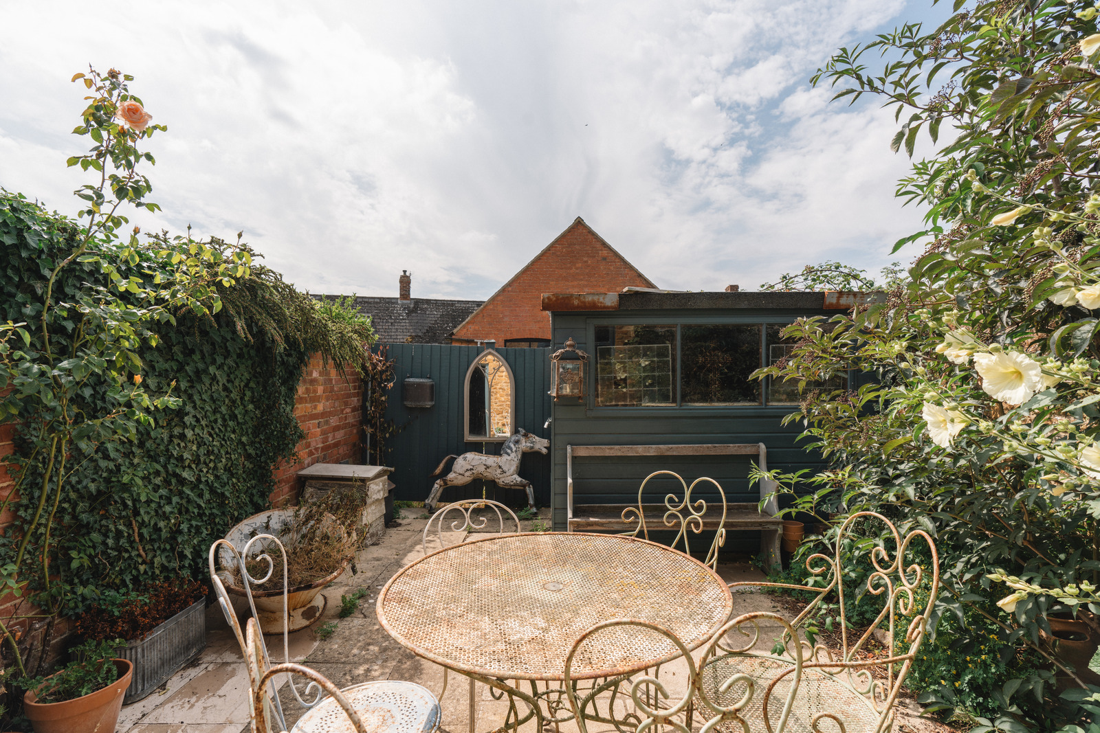 jardin maison anglaise en briques anciennes