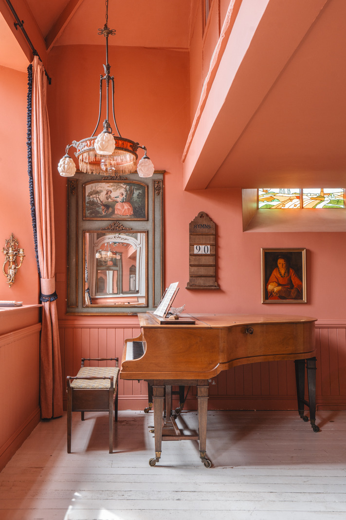 salon avec piano maison anglaise décoration rustique chic