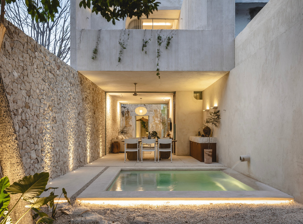 Une maison de ville de rêve avec piscine derrière une modeste façade