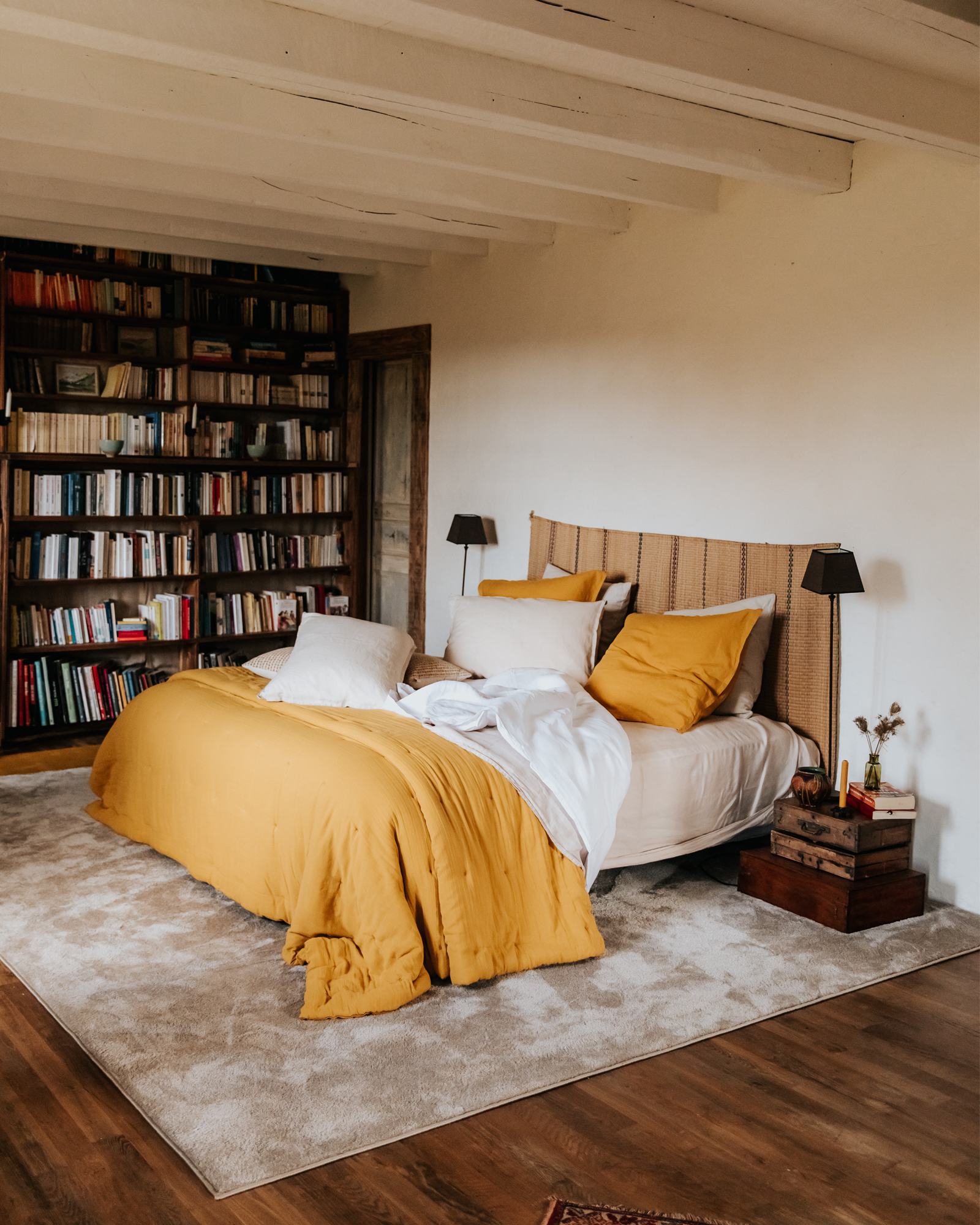 chambre avec bibliothèque la Petite Grange des Vignes Dordogne