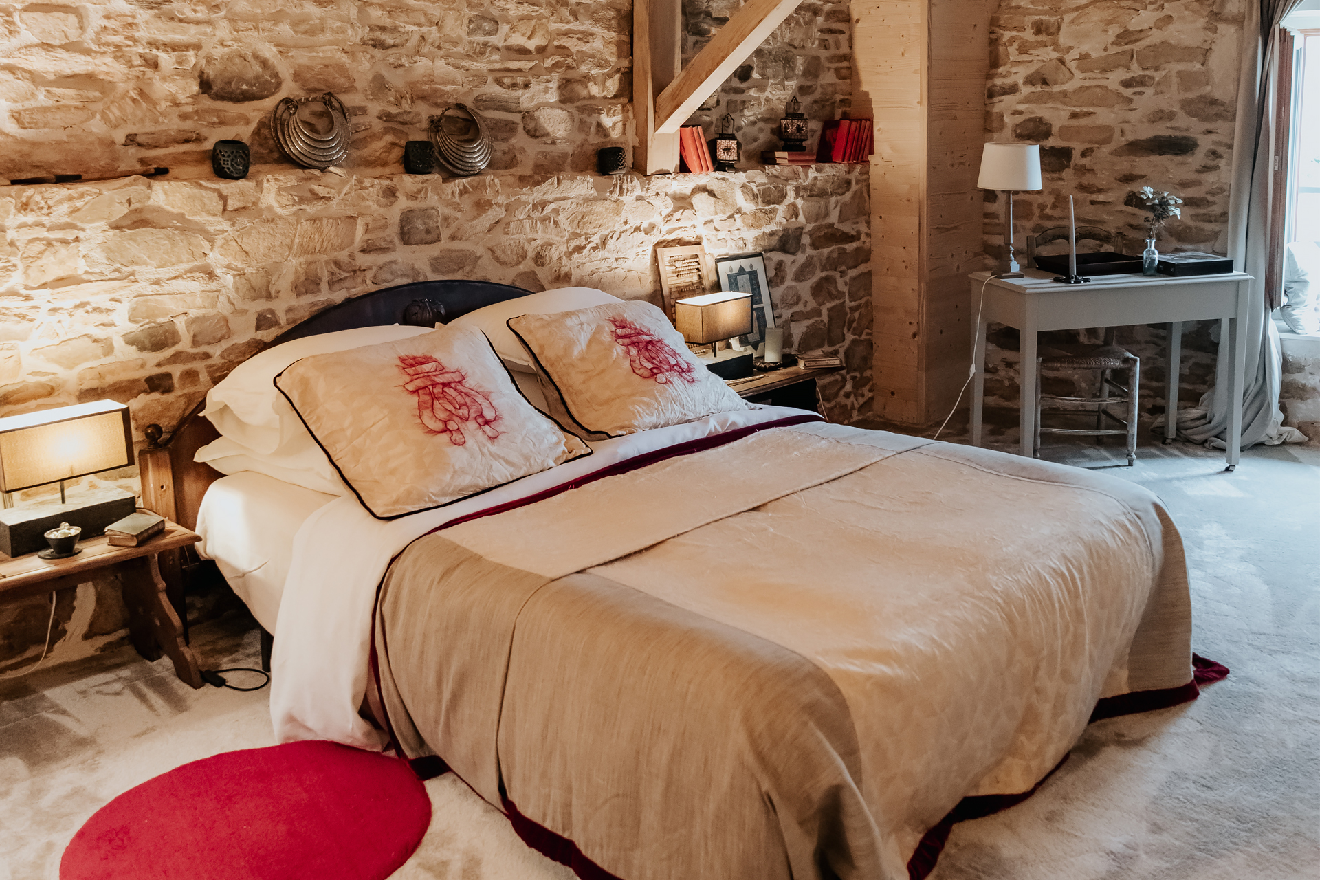 chambre mur en pierres la Petite Grange des Vignes Dordogne