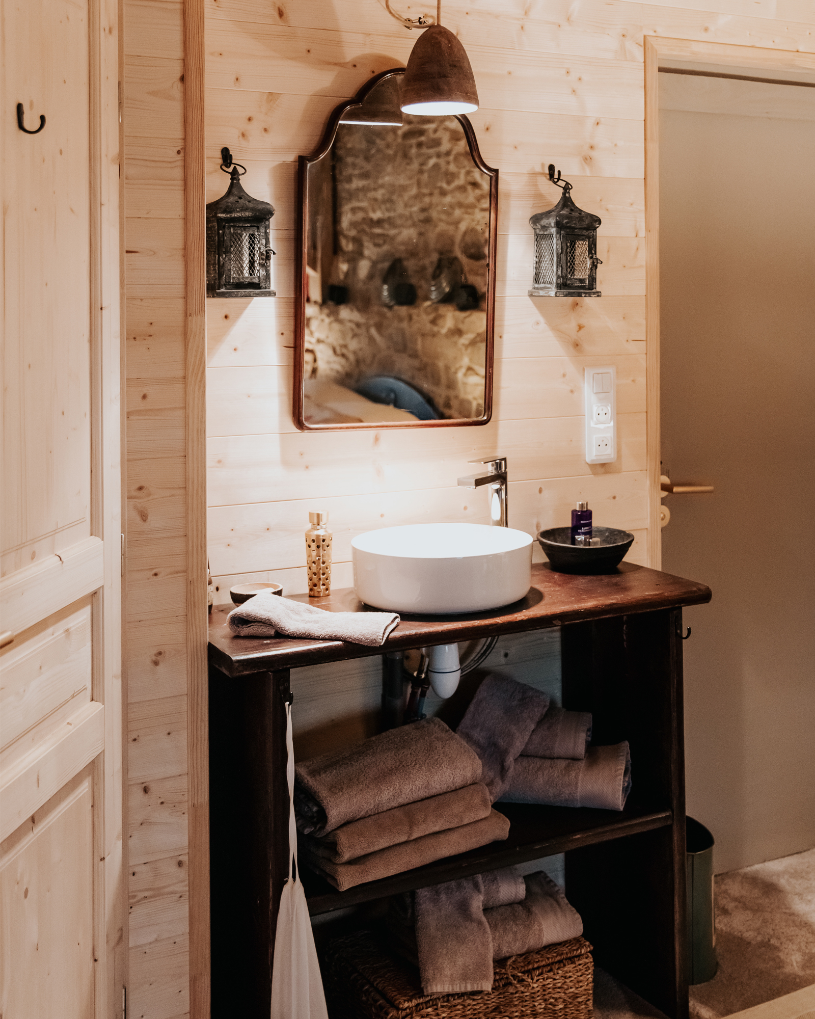 salle de bain mur bois la Petite Grange des Vignes Dordogne