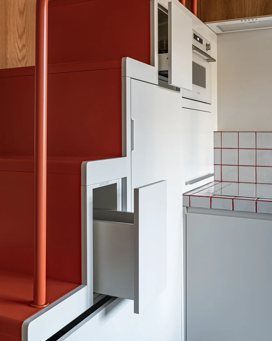 escalier avec rangements studio 19m2 avec mezzanine