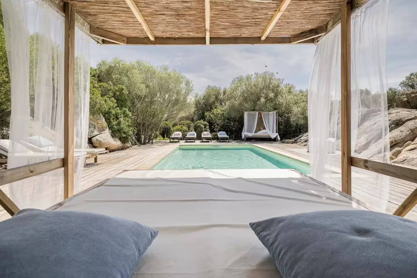 terrasse avec pergola bois maison avec piscine Sardaigne terrasse avec pergola bois maison avec piscine Sardaigne
