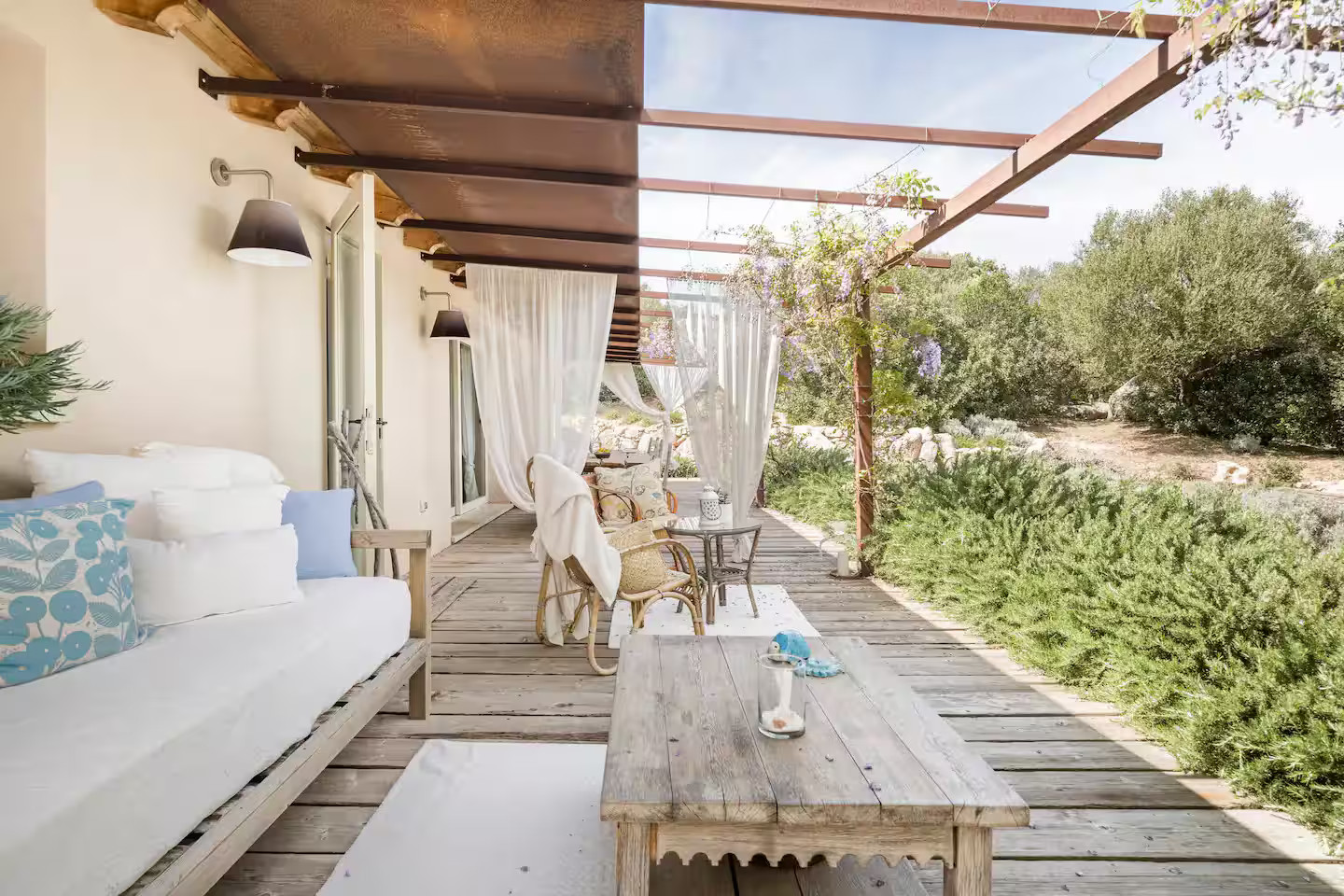 terrasse avec pergola bois maison avec piscine Sardaigne terrasse avec pergola bois maison avec piscine Sardaigne