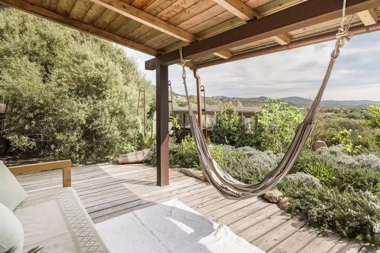 terrasse avec pergola bois maison avec piscine Sardaigne terrasse avec pergola bois maison avec piscine Sardaigne