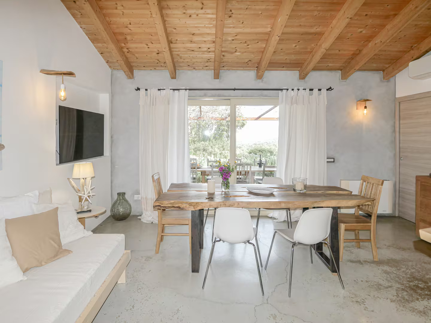 salon et salle à manger plafond bois décoration néo rustique maison Sardaigne salon et salle à manger plafond bois décoration néo rustique maison Sardaigne