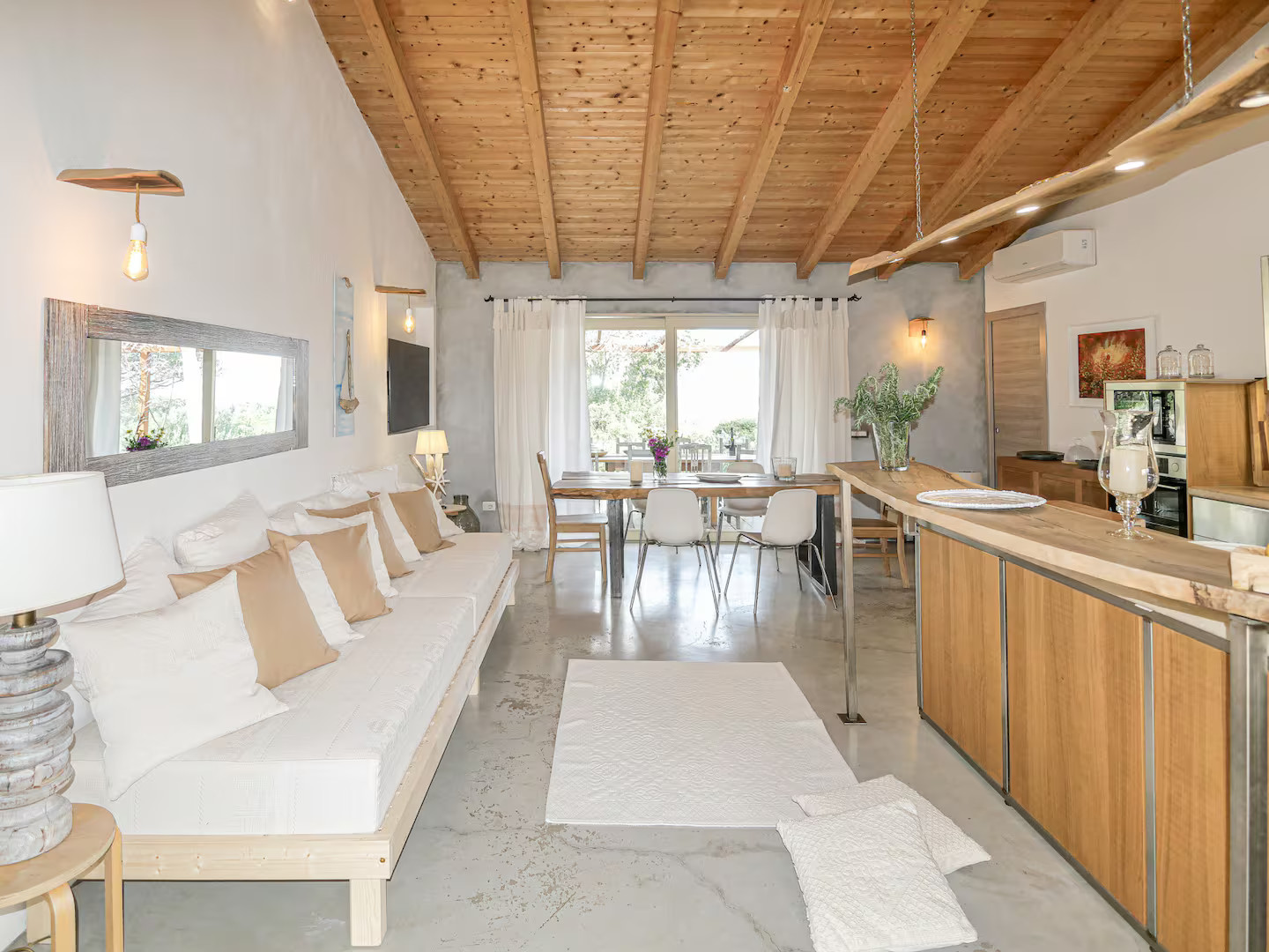 salon avec cuisine ouverte bois et métal décoration néo rustique maison Sardaigne salon avec cuisine ouverte bois et métal décoration néo rustique maison Sardaigne