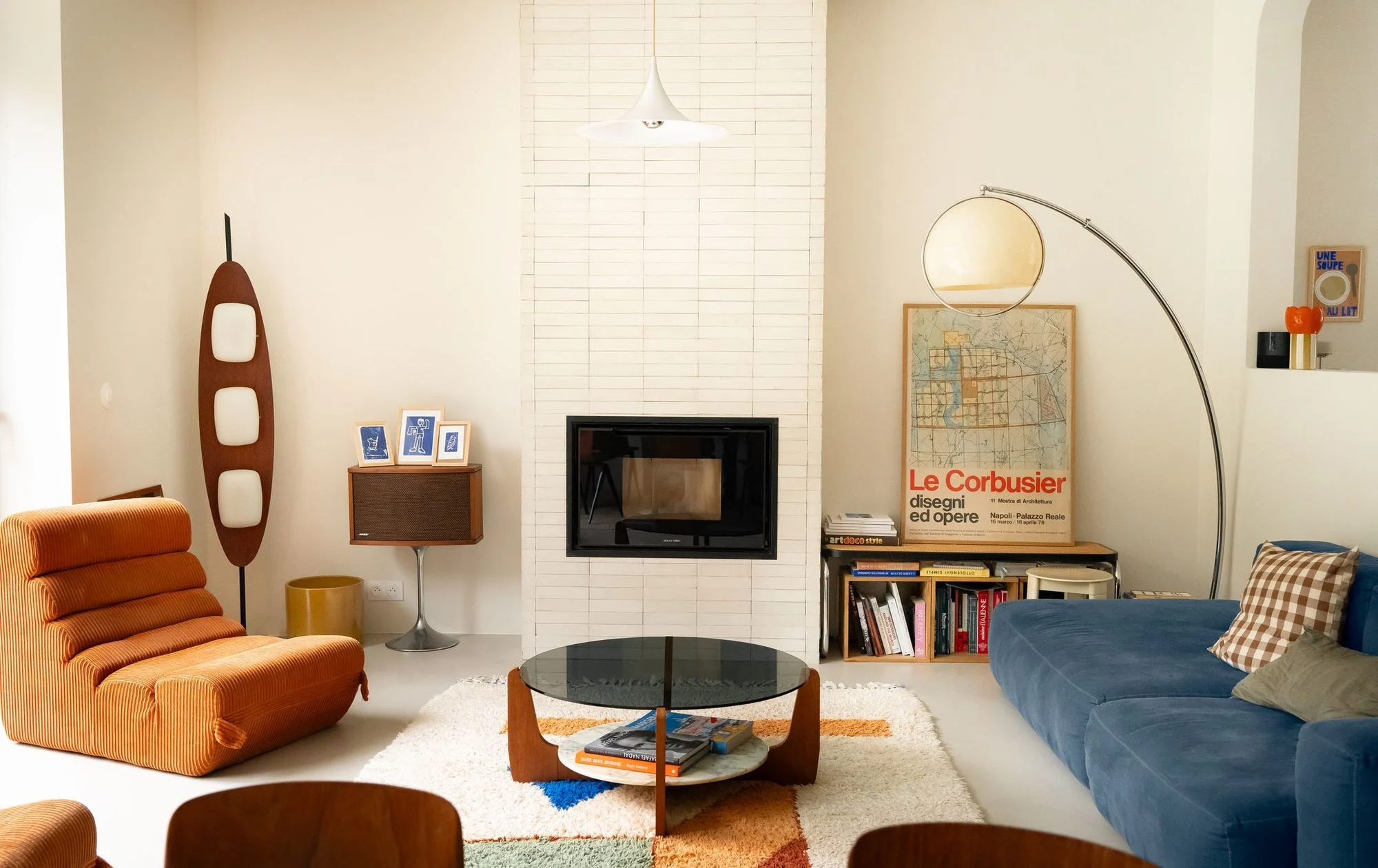 salon avec cheminée décoration contemporaine style sixties
